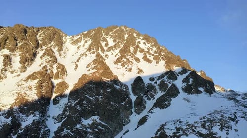 prise de vue aérienne par Drone des montagnes des Hautes Tatras en hiver en Slovaquie