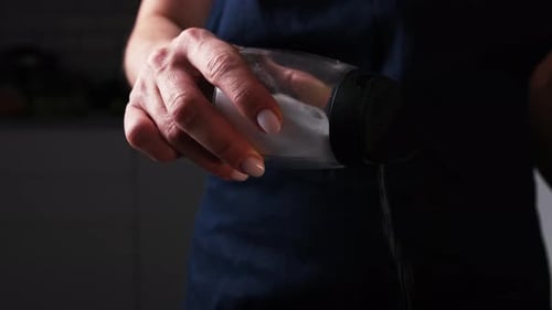 Mujer salando la comida con un salero