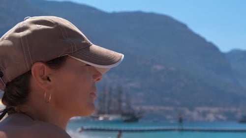 Mujer sola contra colinas marinas