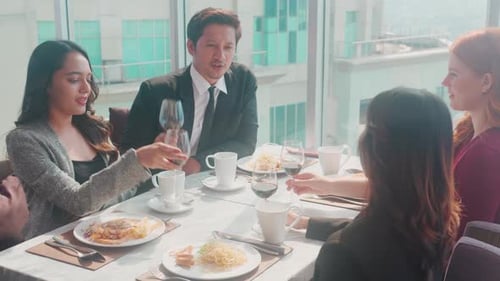 Equipe da felicidade, jovens empresários em festa, celebram o sucesso segurando uma taça de vinho alegres.