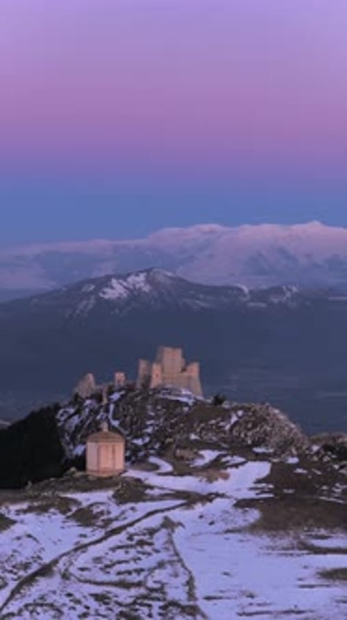 Vue aérienne de Rocca Calascio en hiver, Italie.