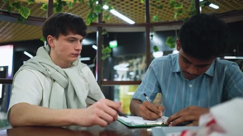 Vue rapprochée des collègues qui planifient des notes sur un document avec un stylo et des mains