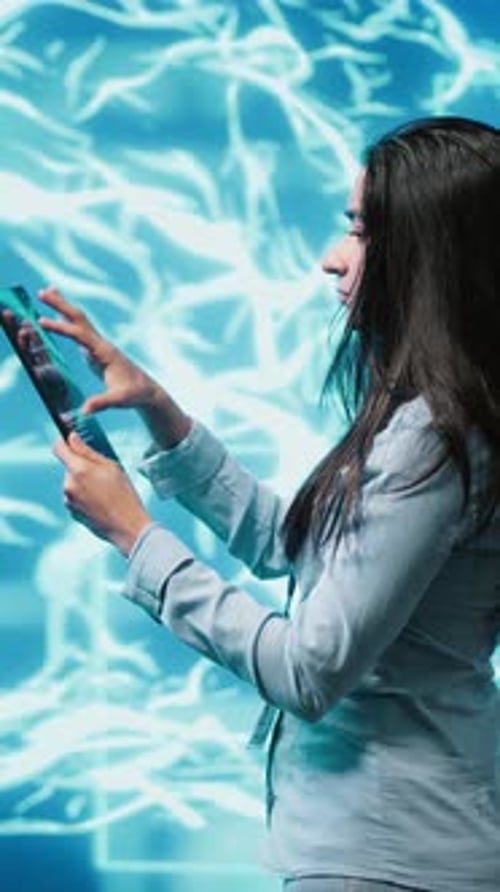 Vertikaler Video-Mitarbeiter arbeitet an einem Tablet und entwickelt KI-Algorithmen für maschinelles Lernen