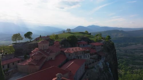 Des vues aériennes mettent en valeur les magnifiques monastères des Météores perchés sur d'imposantes formations rocheuses