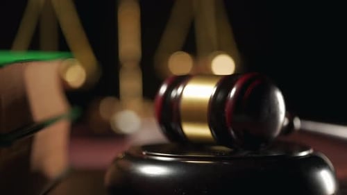 Close Up of a Judge Gavel and a Scales of Justice, livros de advogados jurídicos ou códice, conceito de direito ou