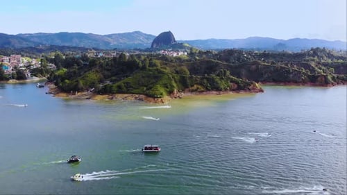 Vue aérienne près d'El Peñón de Guatapé, un grand rocher isolé unique avec des escaliers menant au sommet et un exploit
