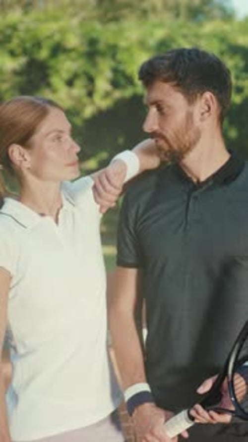 Les joueurs occasionnels font preuve de camaraderie, le duo de tennis masculin et féminin fait preuve de confiance et de travail d'équipe sur Sunny
