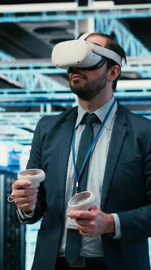 Administrator eines vertikalen Video-Rechenzentrums verwendet Virtual-Reality-Simulationstechnologie zur Überwachung von Systemen