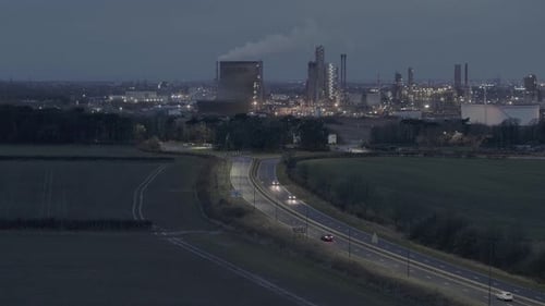 Unidade química Wilton International, Sembcorp, imagens aéreas de drones matinais na hora do rush com movimento