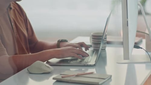Unbekannter Tester schreibt Skript auf Laptop