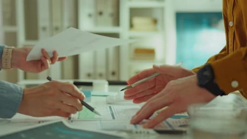 Durch den Vergleich der Chartleistung ihres Unternehmens mit der ihrer Wettbewerber haben zwei erfahrene