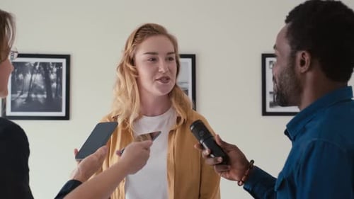 Une artiste féminine donne une interview à la presse lors d'une exposition de photos