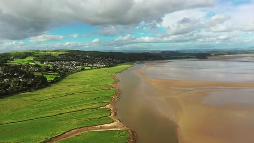 Hohe Luftlandschaft über der Küste im Norden Englands, hellblauer Himmelstag.