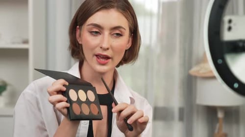 Mujer influencer graba un vlog en vivo, reseña de videos, maquillaje, prim social