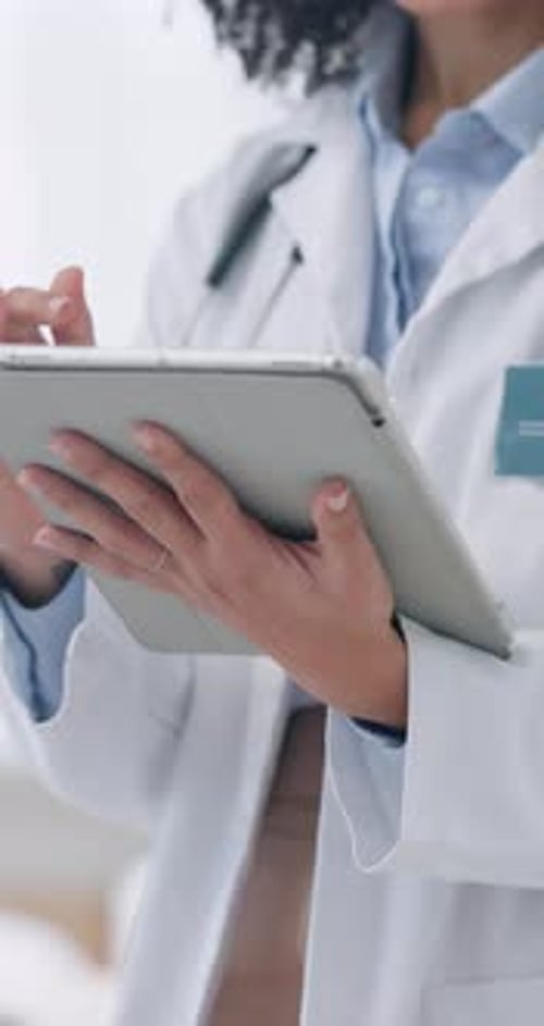 Frau, Hände und Arzt auf Tablet für Kommunikation, Recherche oder Online-Vernetzung im Krankenhaus