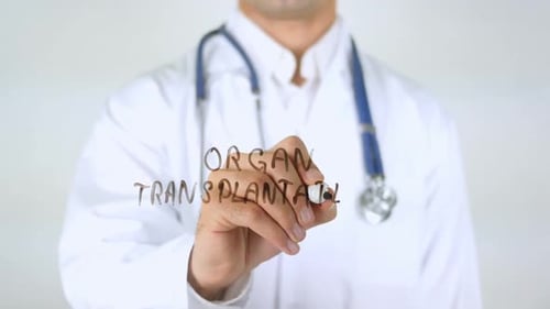 Organtransplantationsarzt schreibt auf Glas