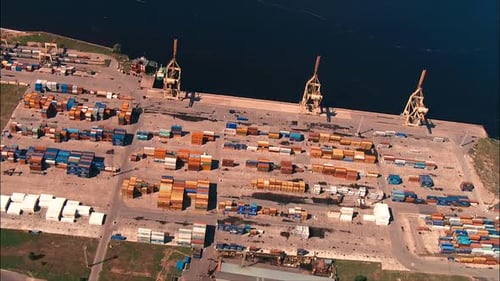 vista superior de um porto de contêineres marítimos