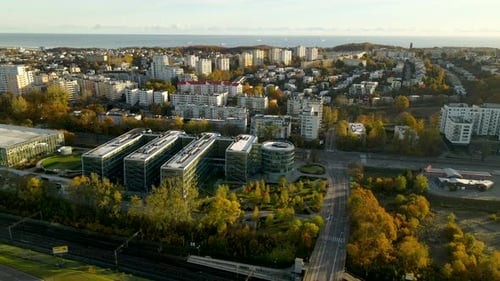 Vue par drone du parc PPNT et des immeubles d'appartements dans la ville de Gdynia avec la mer Baltique en arrière-plan - Beautifu