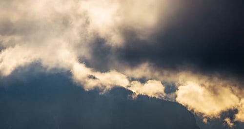 Nuages sombres Théâtral dans la nature de Mystic Mountain Time-lapse