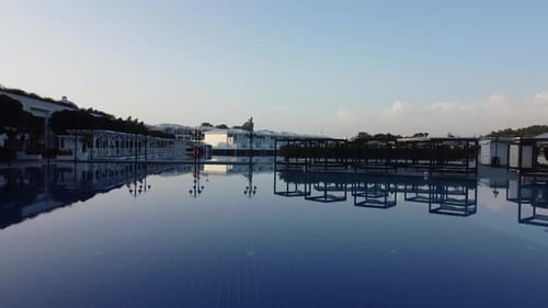 Luxuriöser Swimmingpool und Spiegelung aus der Luft 4K