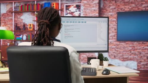 Experto en TI en Home Office que trabaja con un editor de Código