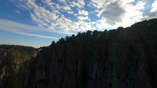 Superbes images prises Drone d'un immense canyon avec des forêts au sommet des falaises, Turquie