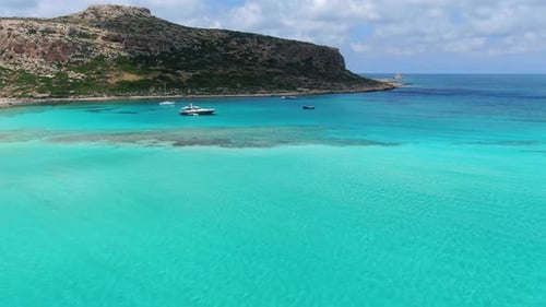 La playa de Balos en Creta, Grecia, con un barco anclado se utiliza para traer turistas de la isla, vuelo aéreo