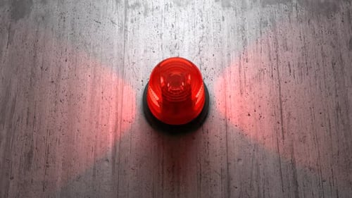 Rotes Notlicht an der Betonwand
