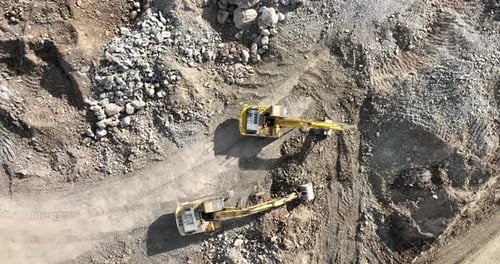 Industrielle Minenbagger graben den Boden auf der Baustelle und verladen Lastwagen
