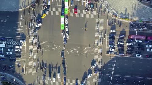 Zeitraffer zur Hauptverkehrszeit Stau Stadtszene Kreuzung Verkehrsfluss Vorortkreuzung von Abo