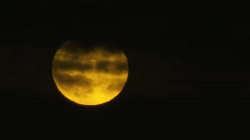 Atemberaubende Echtzeit-Aufnahme eines Vollmonds mit vorbeiziehenden Wolken mit langen Objektiven