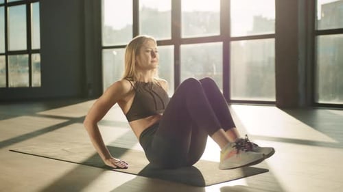 Concept de remise en forme et de bien-être pour les abdominaux dans une salle vide ensoleillée