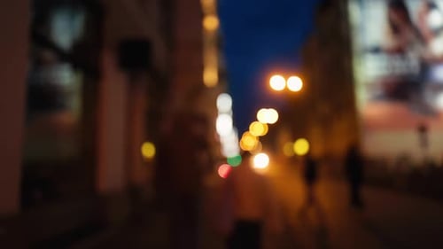 Un cautivador paseo nocturno borroso por una animada calle de la ciudad adornada con luces vibrantes y coloridas