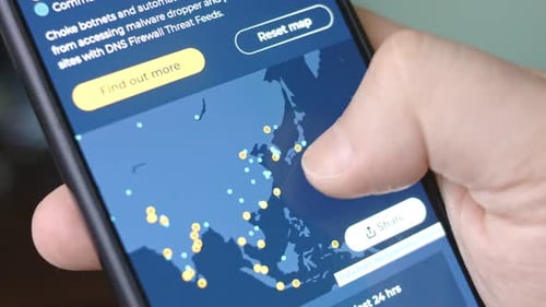 La navegación por los mapas de ciberataques en las pantallas de los teléfonos inteligentes muestra diversa información técnica en la que está solo