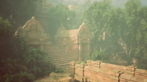 Ancien temple caché dans la jungle luxuriante du Myanmar enveloppé de brume