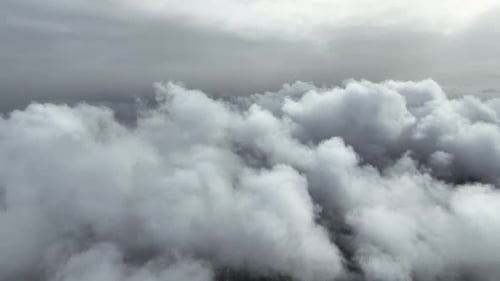 Über die weißen Wolken fliegen