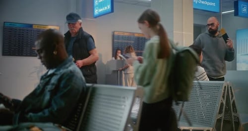 Terminal do aeroporto Pessoas multiétnicas esperando o voo de avião na sala de embarque do hub da companhia aérea