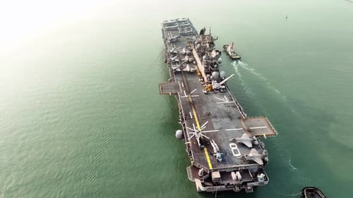 Atomschiff: Militärisches Marineschiff, Kriegsschiff, Flugzeugträger, Vollladung, Kampfflugzeug und Hubschrauber