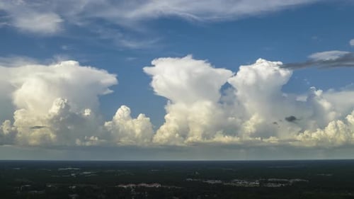 Tempestade tropical se aproximando da paisagem do sul da Flórida Timelapse de nuvens brancas de cumulonimbus