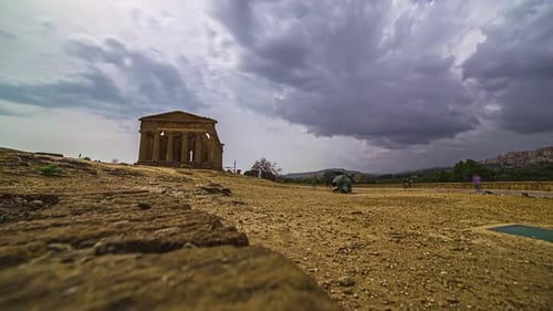 Time-lapse au temple grec préservé de Concordia, à Agrigente, en Sicile