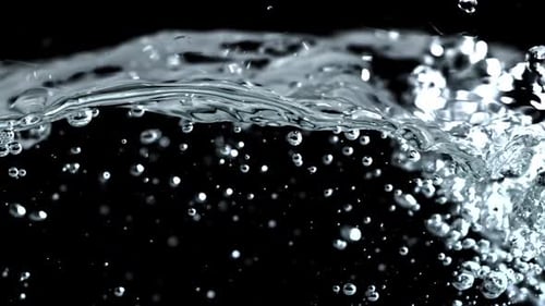Superzeitlupen-Wasserwellen mit Luftblasen, gefilmt auf einer Hochgeschwindigkeitskamera mit 1000 Bildern pro Sekunde