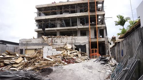 Sitio de construcción activo de un edificio de varios pisos con trabajadores