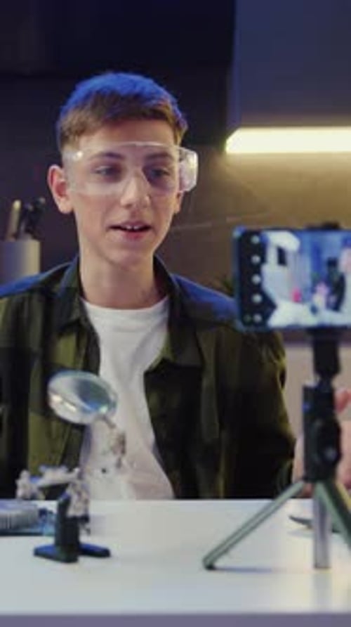 Teenager Creates Technology Vlog in His Home Studio