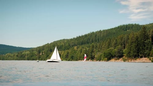 Weiße Luxusyacht segelt auf dem See