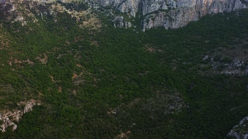 vue aérienne d'une haute montagne rocheuse. 4K. Montagnes du Taurus.