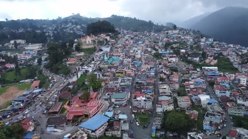Vue par drone de la ville de Kodaikanal avec l'église du Sacré-Cœur en vue sous un ciel couvert, Dindigul, Tami