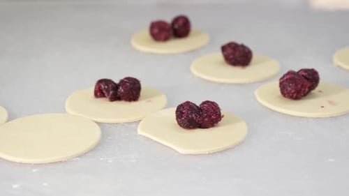 Dk 23 1. Elaboración de albóndigas moldeadas con cerezas. Trabajo en equipo en la cocina. Cocina casera.