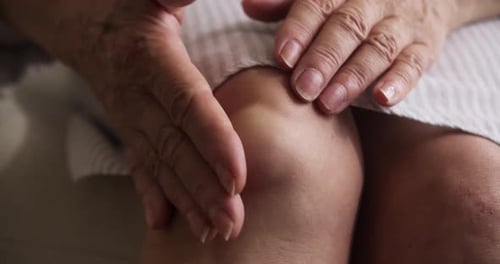 Un retraité atteint d'un kyste poplité ou synovial, un gonflement rempli de liquide qui se forme à l'arrière du