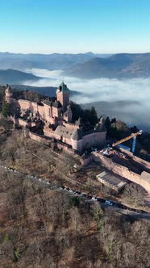 Château du Haut-Koenigsbourg au-dessus des nuages sur les montagnes des Vosges à Orschwiller, France en vol