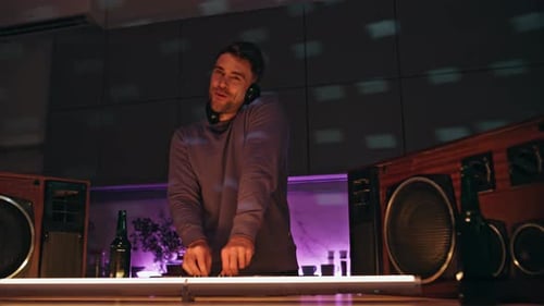 Joyful Dj Genießen Sie eine Party beim Mischen von Musik auf Geräten, Nahaufnahme, Mann, Tanzen, Nachtclub